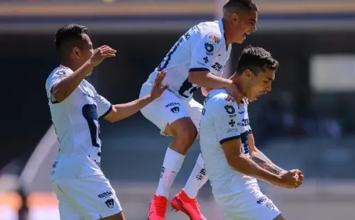 Todos abrazan a Juan Dinenno en el gol de Pumas (Getty).