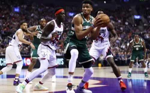 Giannis jugando contra Toronto Raptors