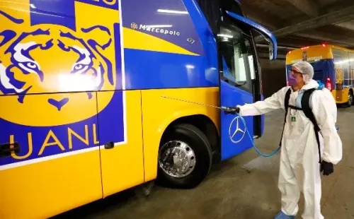 Desinfección al transporte de Tigres (Getty Images)