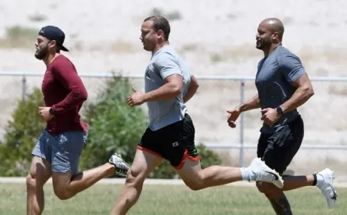 Jugadores de Las Vegas Raiders entrenando