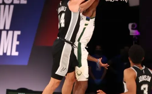 Drew Eubanks y la volcada a Thanasis Antetokounmpo