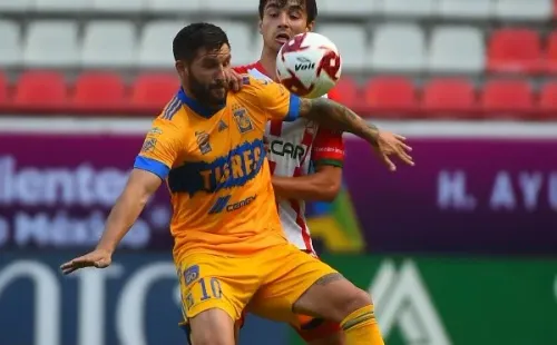 André-Pierre Gignac, defendiendo el balón ante Necaxa (Getty Images)