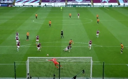 El golazo de Raúl Jiménez, desde detrás del arco (Getty Images)