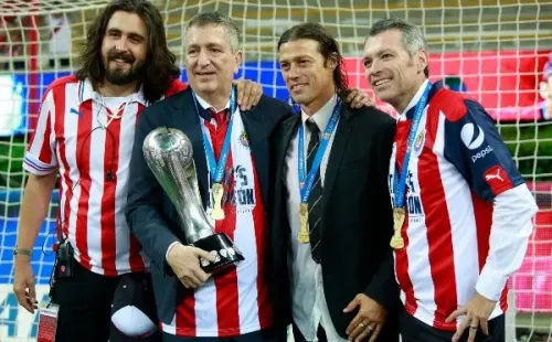 Matías Almeyda y la directiva festejan el título del Clausura 2017 de Liga MX (Getty Images)