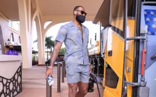 James previo al primer juego de la NBA (@Lakers)