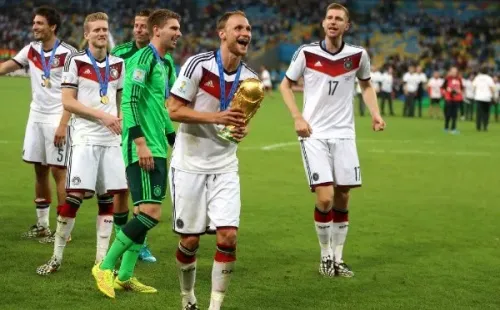 Höwedes con la Copa del Mundo. (Getty)