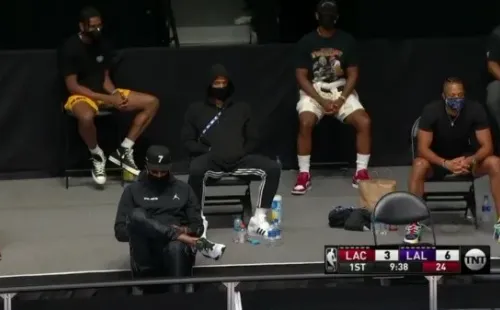 Figuras de NBA viendo Lakers vs. Clippers (Captura)