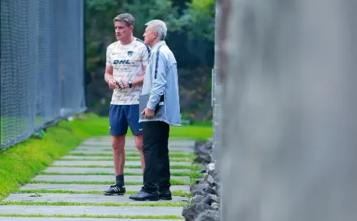 Chucho y Míchel platican (JAM MEDIA)