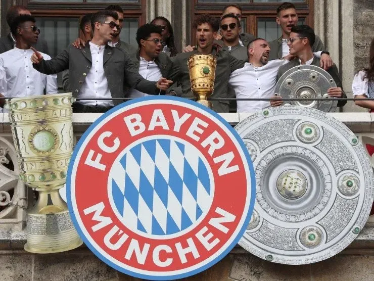 James Rodríguez celebra en Múnichel doblete de Liga y Copa con el Bayern en 2018.