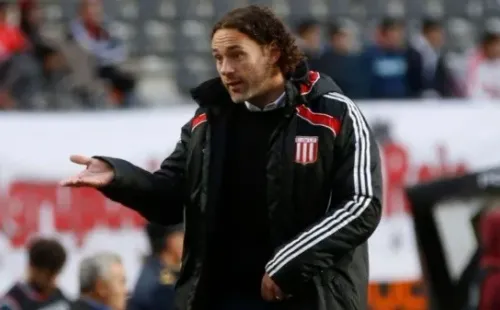 Gabriel Milito, hoy sin club y que fue opción tras la salida de Gerardo Martino, dirigió a la figura del equipo, Ezequiel Barco