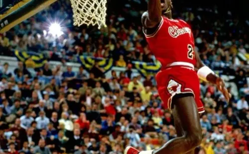 Jordan usando las polémicas zapatillas en 1985 (Getty)