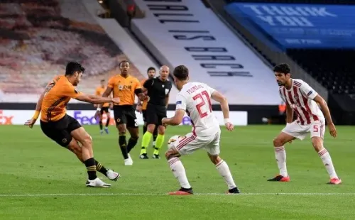 La rabona de Raúl Jiménez pasó por encima del travesaño (Getty Images)