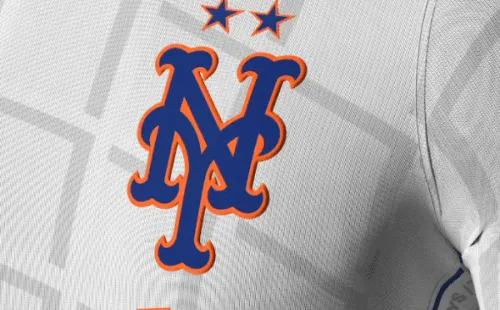 El escudo de la jersey de fútbol de los Mets muestra las dos estrellas que representan las Series Mundiales ganadas en 1969 y 1986.