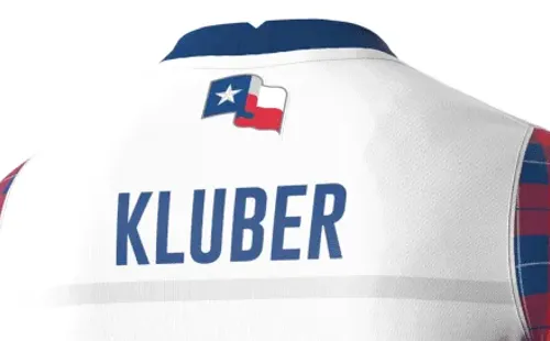 La bandera de Texas está presente en la parte posterior.