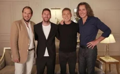 Leo junto a los integrantes de la serie en la que actuó (Instagram)