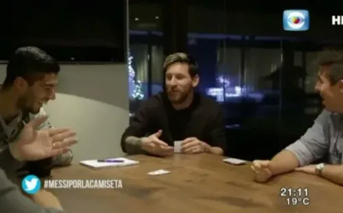 Momento de la charla y la confesión de Messi y Suárez (Captura TV)
