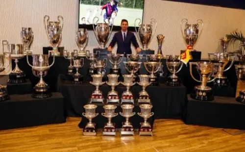 Lionel junto a todas las copas ganadas con Barca (Barcelona oficial)