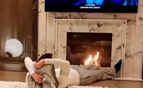 Muy cómodamente, Messi disfrutando del cine en casa (Instagram)