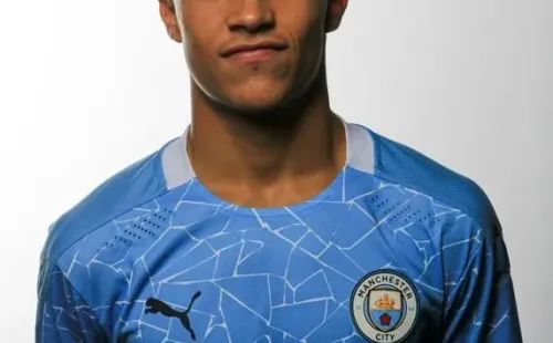 Juan Larios luciendo la camiseta de Manchester City.