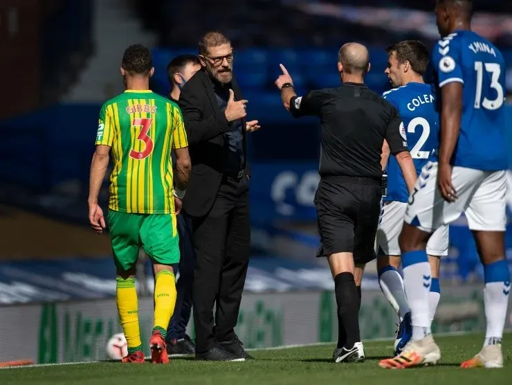 Así expulsó Marc Dean aSlaven Bilic por su fuerte reclamo en la agresión de Kieran Gibbs a James Rodríguez. Getty Images.