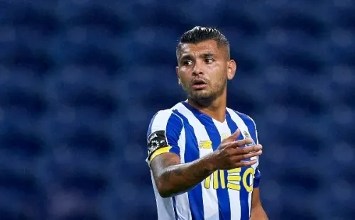 Tecatito Corona compartirá grupo con el Manchester City (Getty Images)