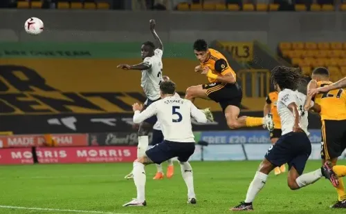 Raúl Jiménez anotándole al Manchester City de cabeza (Getty Images)