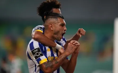 Tecatito Corona en su celebración de hoy tras anotar un golazo (Porto FC)