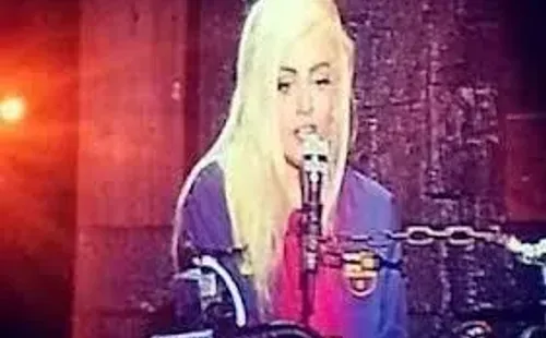 La extraordinaria cantante con la casaca culé en uno de sus shows(@ladygaga)