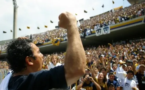 Hugo Sánchez celebra el título del Clausura 2004 con su gente (JAM Media)