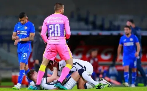 Cruz Azul perdió de manera increíble ante Pumas y surgieron rumores de un posible amaño (Getty Images)