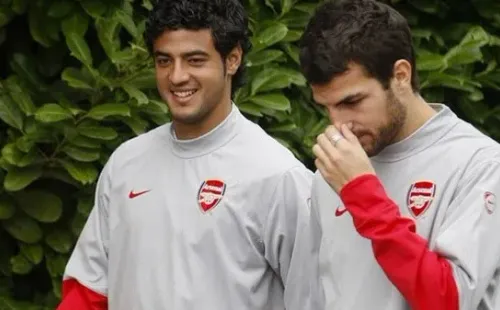 Carlos Vela y Cesc Fábregas, compañeros en Arsenal. Foto: Futboltotal.mx