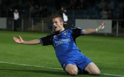 El delantero gritando un gol en la Quinta División inglesa (Getty Images)