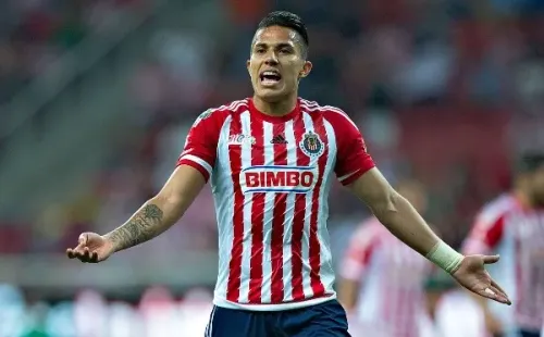 Carlos Salcedo defendiendo la playera de Chivas (Imago 7)