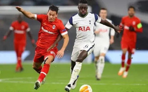 Benavente disputando un partido de Europa League contra Tottenham (Getty Images)