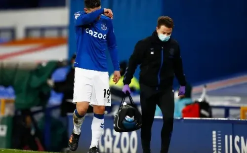 James Rodríguez se retira del duelo ante Fulham con notables gestos de dolor. (Getty Images)