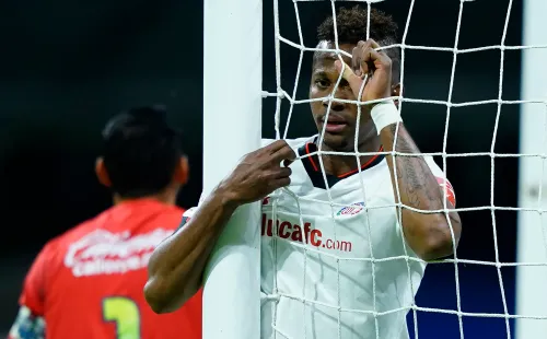 Michael Estrada lamenta el gol fallado ante Cruz Azul. Foto: Imago 7
