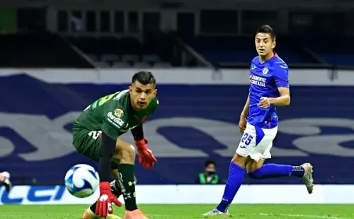 Luis García tuvo una mala actuación ante Cruz Azul. Foto: Imago 7