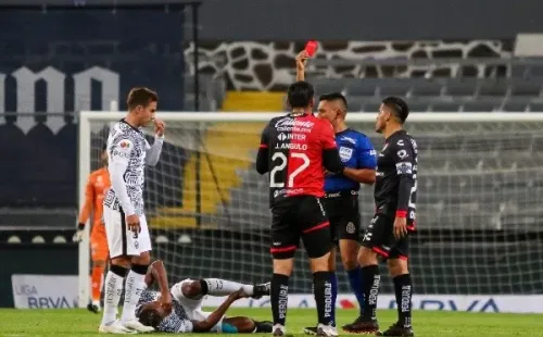 Jesús Angulo, expulsado frente a Club América. Foto: Imago 7
