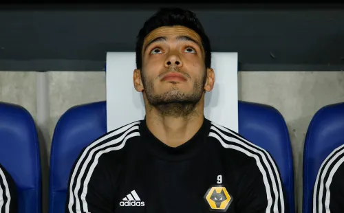 Raúl Jiménez recibió una mesa de Teqball. Imago7.