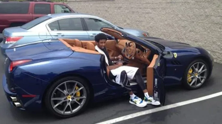 Davis en su auto de lujo saludando a cámara. Fuente: @antdavis23