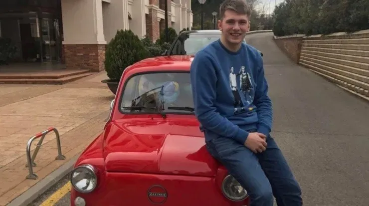 Con su Zastava, a todos lados. Fuente: @lukadoncic