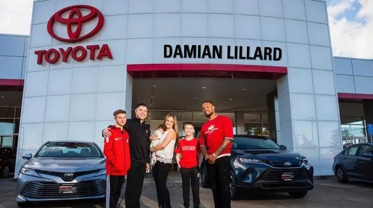 En la puerta de su concesionaria con su familia. Fuente: @damianlillard