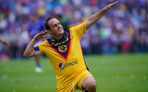 La típica celebración de Cuauhtémoc Blanco. Foto: JAM Media