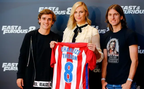 Antoine Griezmann, Charlize Theron y Filipe Luis en la promoción de Fast & Furious 8. (Foto: Getty)