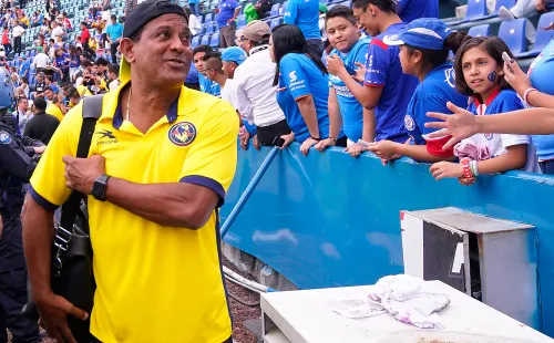 Carlos Santos, muy duro con Vega y Antuna. Jam Media.