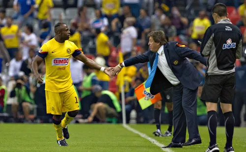 Miguel Herrera estrecha su mano con Chucho Benítez. Foto: Imago 7