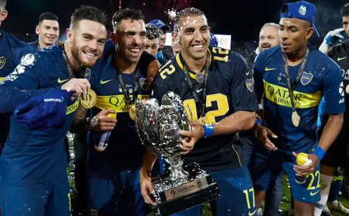 Wanchope y Carlitos levantando la Supercopa. (Getty)