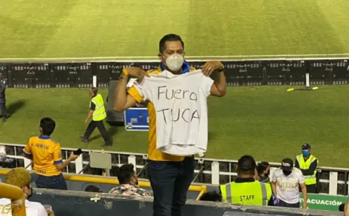 Aficionado pide la salida del Tuca Ferretti. Foto:@guga_mty
