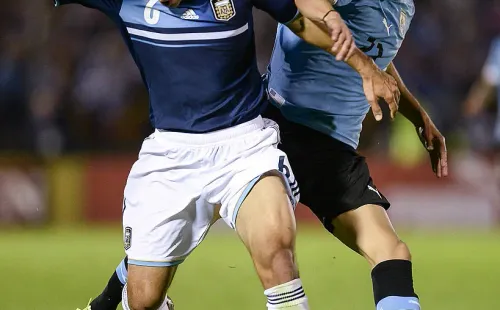 Domínguez frente a Cavani. Fue 3-2 en el Estadio Centenario por la última fecha de las Eliminatorias. Finalmente, no fue convocado por Alejandro Sabella al Mundial que se jugaría meses más tarde. (Getty)