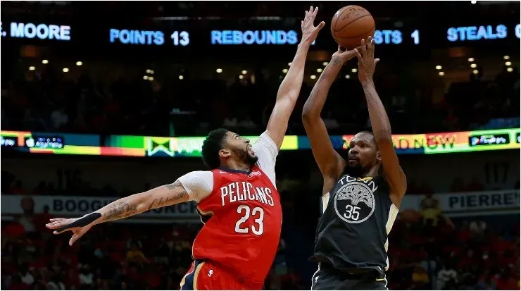 Anthony Davis marcando a Kevin Durant (Foto: Getty)